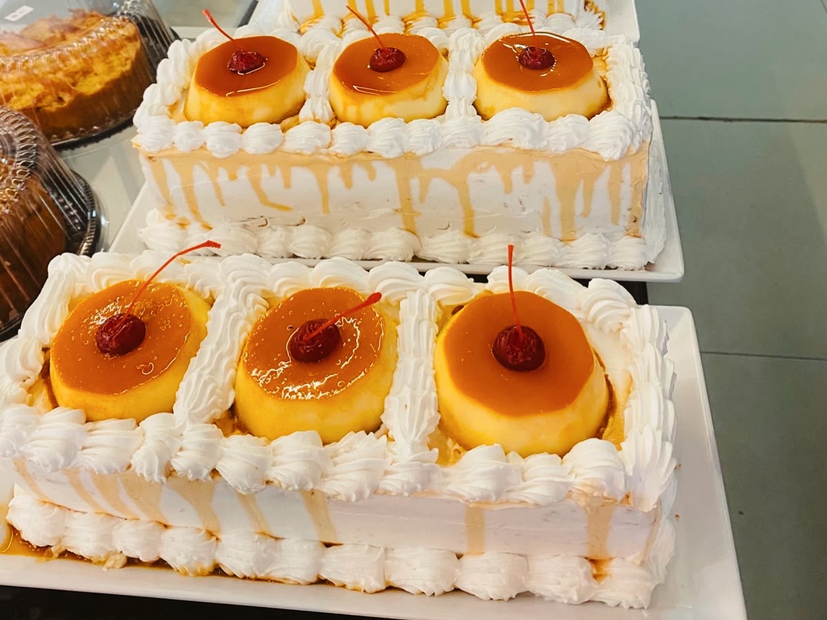 Pudins decorados com chantilly e cereja