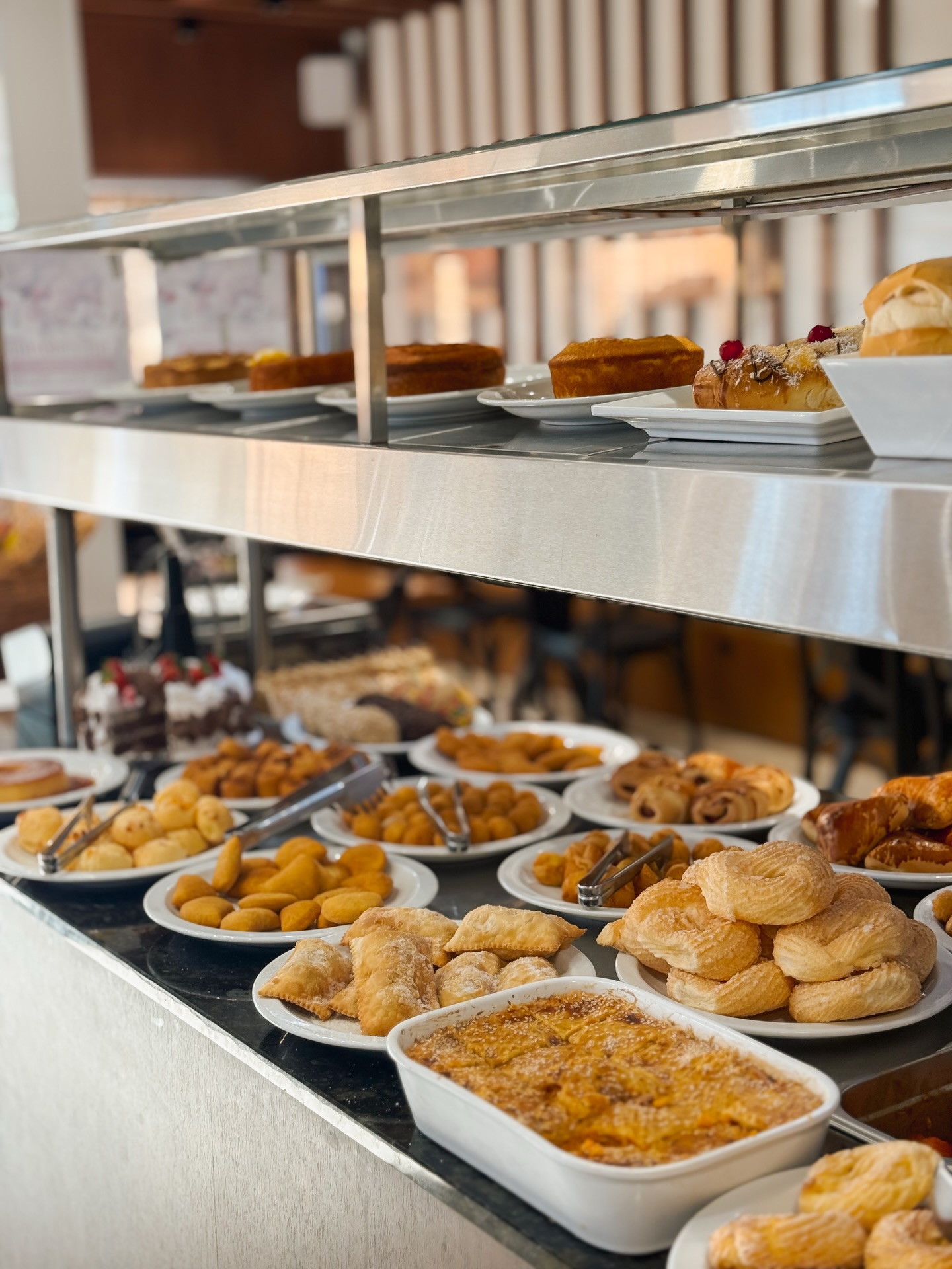 Vitrine com pães, bolos e cucas frescos
